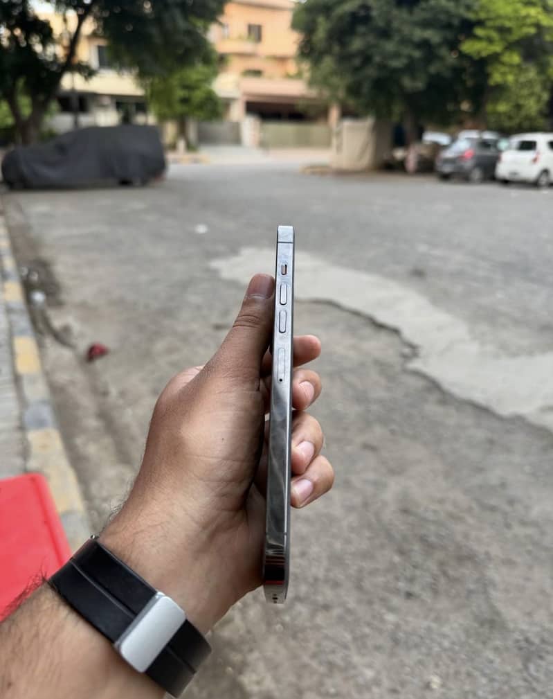 iPhone 13 Pro Max 0
