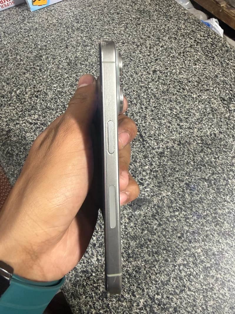 Apple iPhone 15 Pro 4