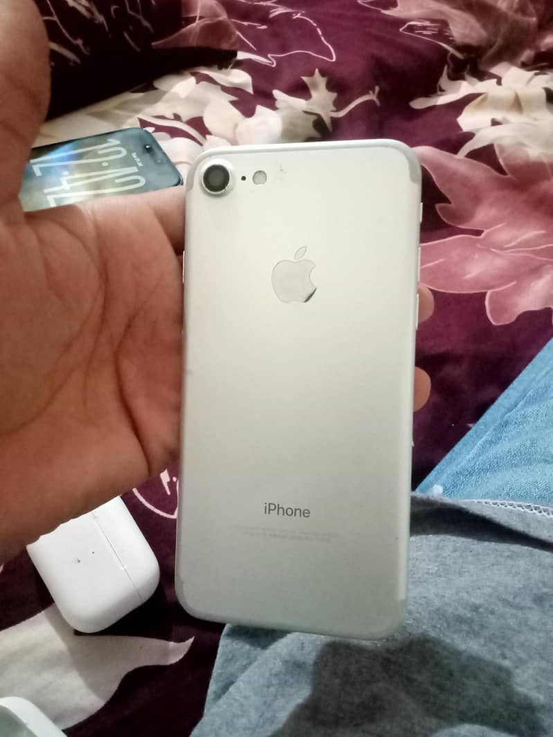 Apple iPhone 7 0