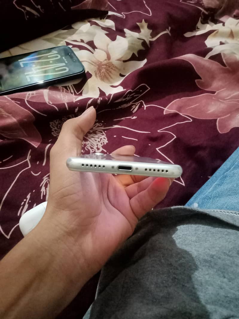 Apple iPhone 7 2