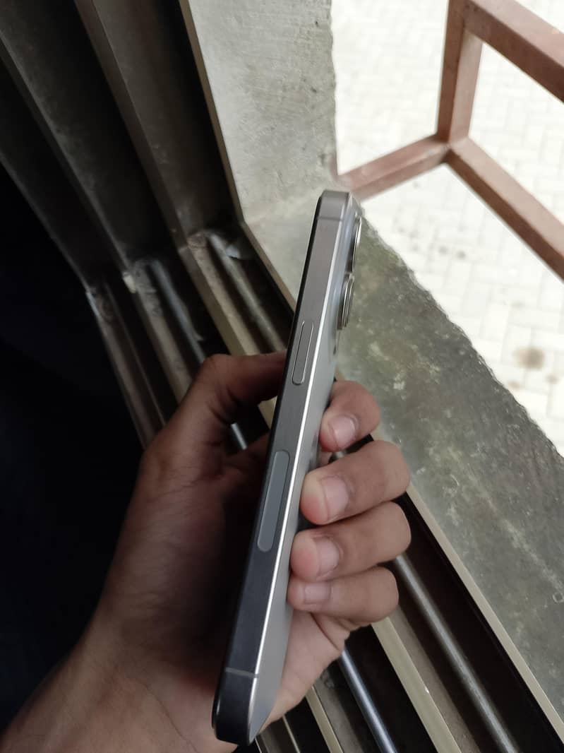 Apple iPhone 15 Pro 3