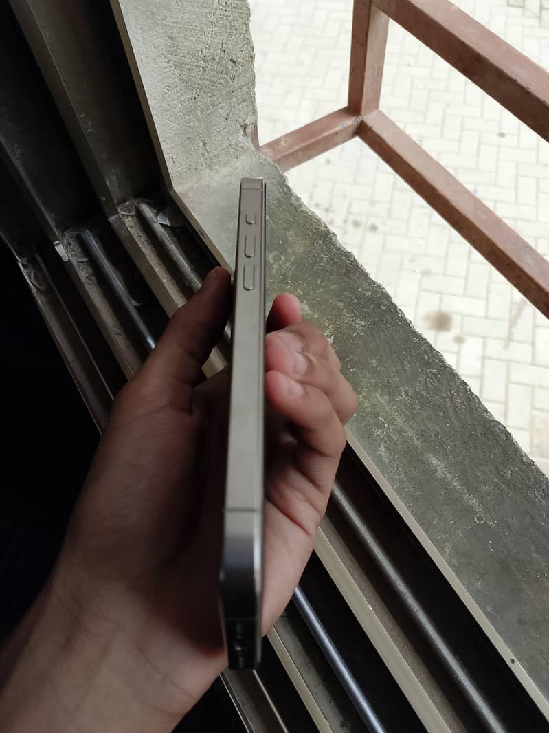 Apple iPhone 15 Pro 4