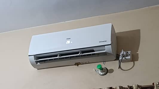 haier AC 1.5 ton DC inverter good condition with beat cooling