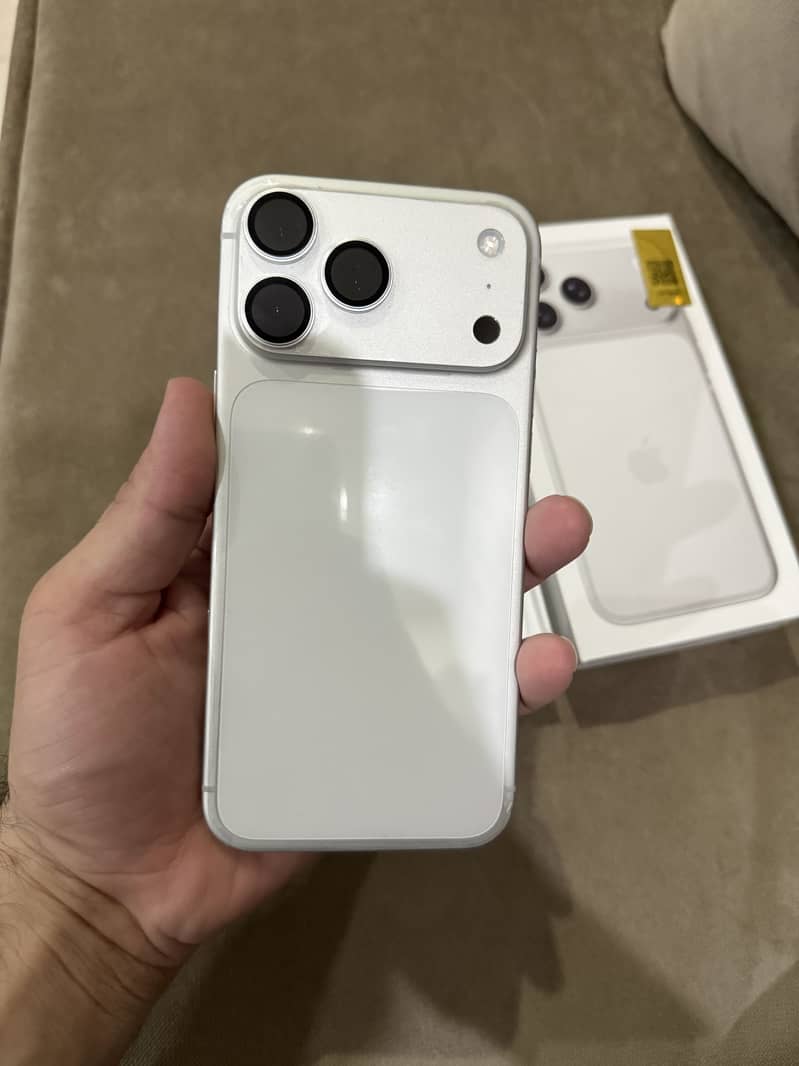 iPhone 17 Pro Max 4