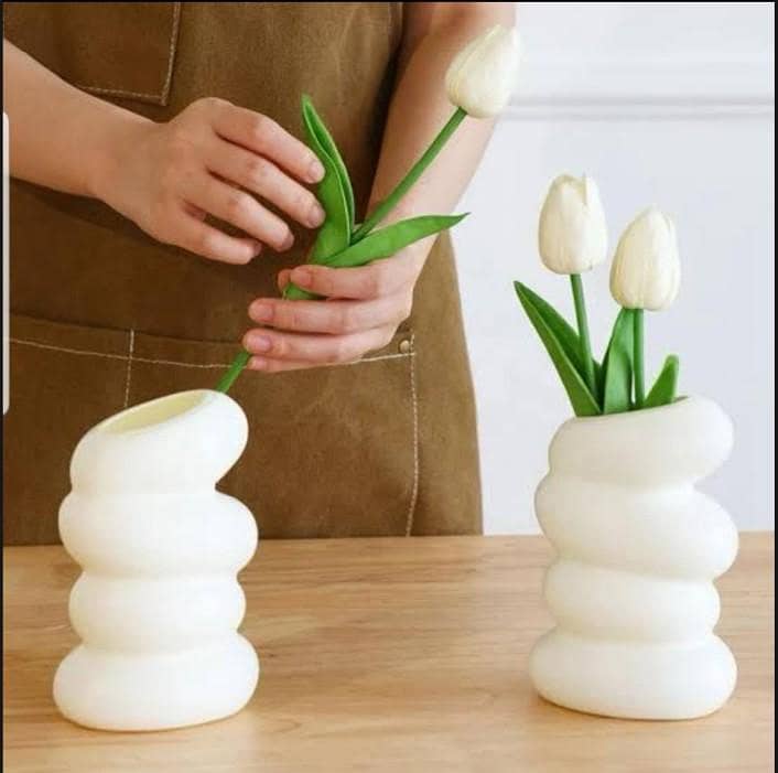 Wavy plastic-vase 0