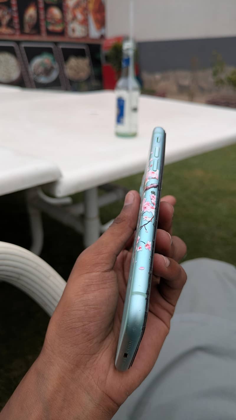 Apple iPhone 11 4