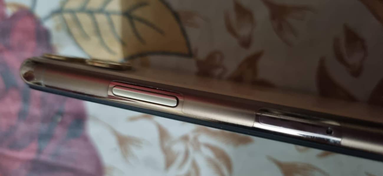 Apple iPhone 11 Pro 4