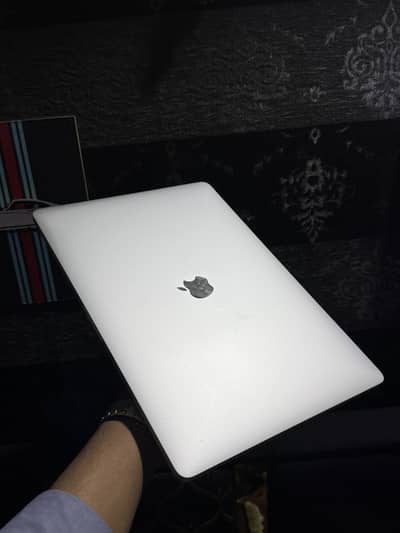 Macbook pro 2017 i7 15inch touch bar