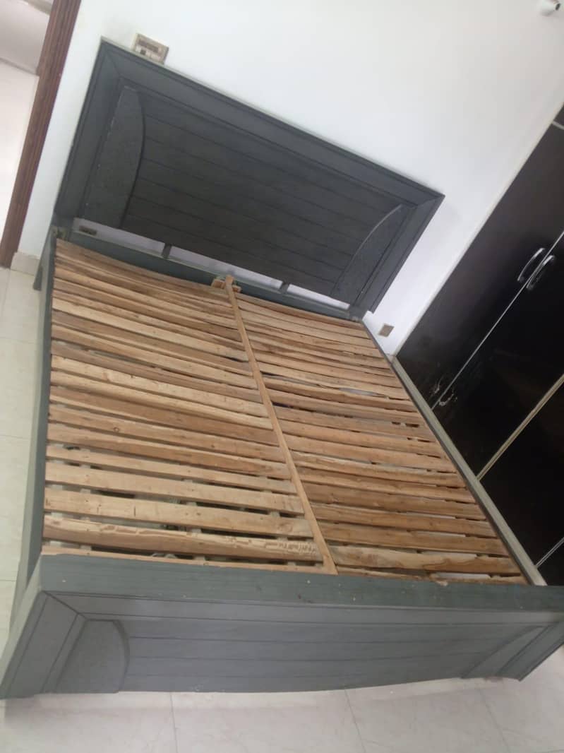 Bed with side tables 0