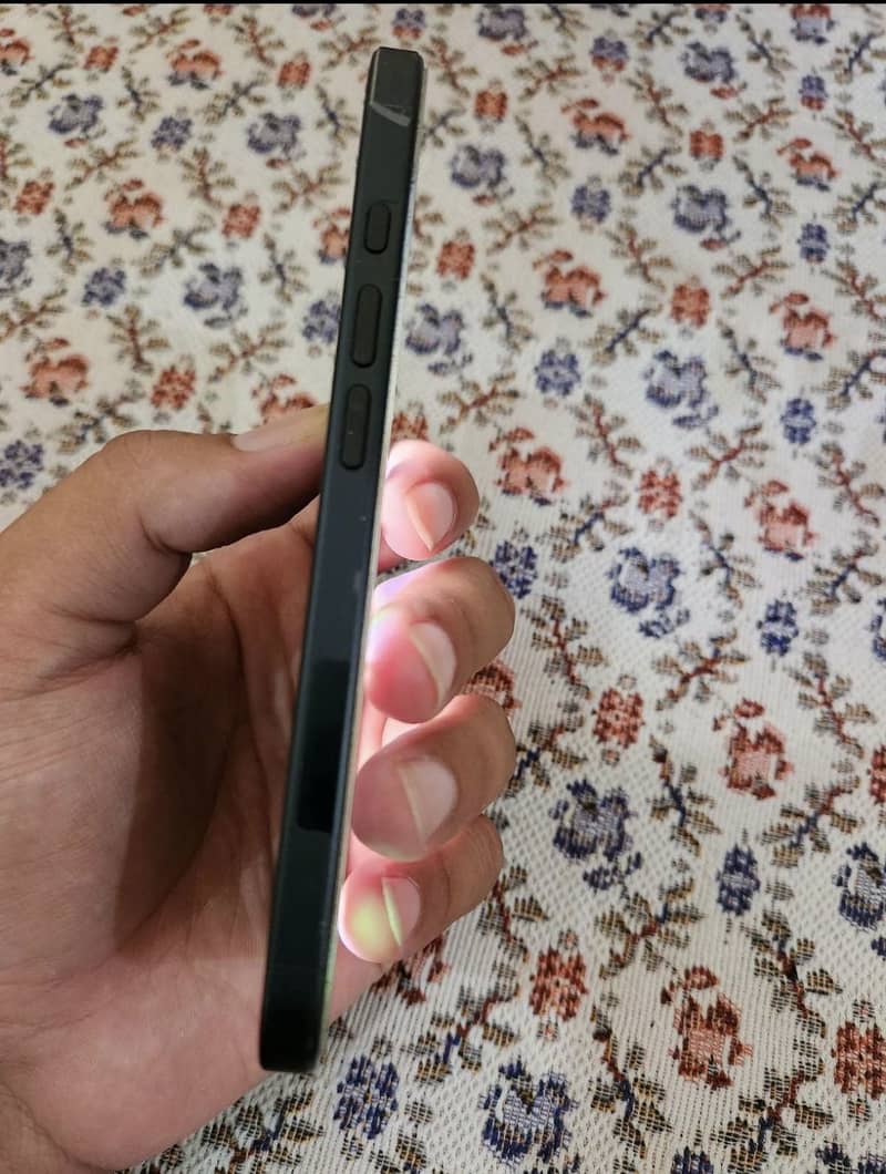 Apple iPhone 16 3