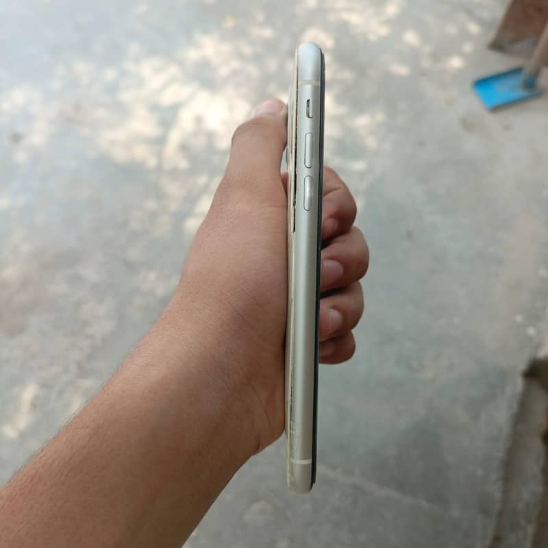 Apple iPhone 11 3