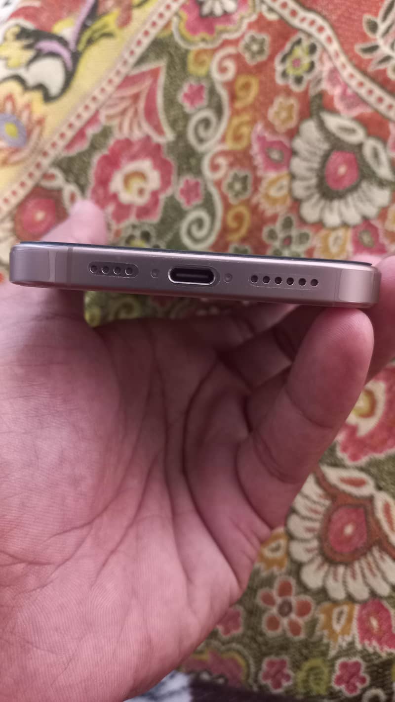 Apple iPhone 16 Pro Max 4