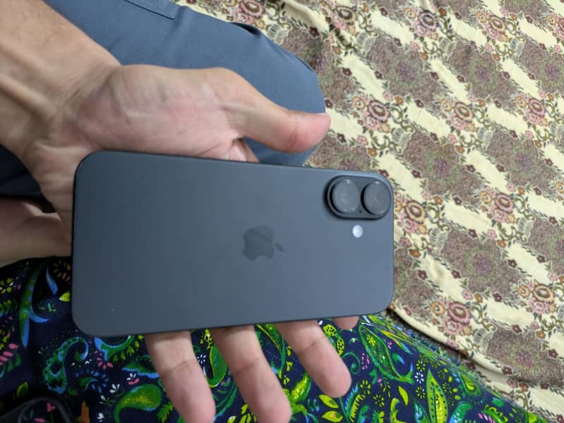 Apple iPhone 16 5