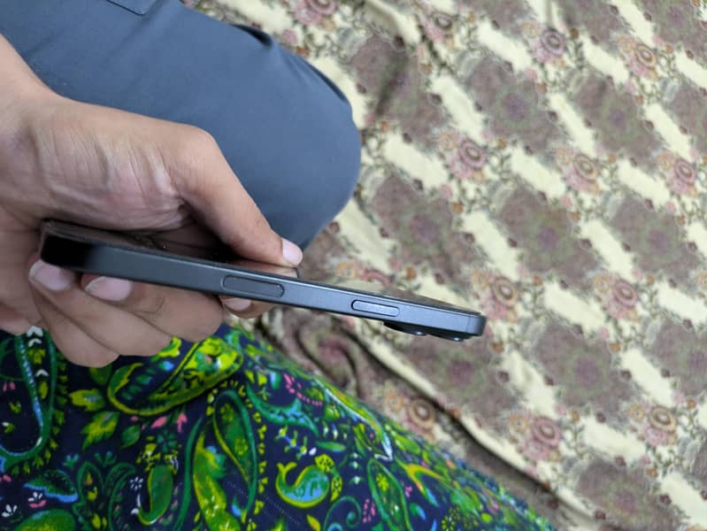 Apple iPhone 16 6
