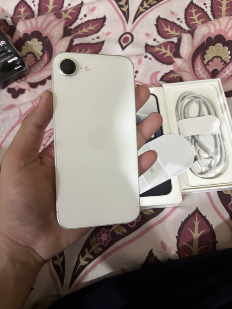 iPhone 16e 0