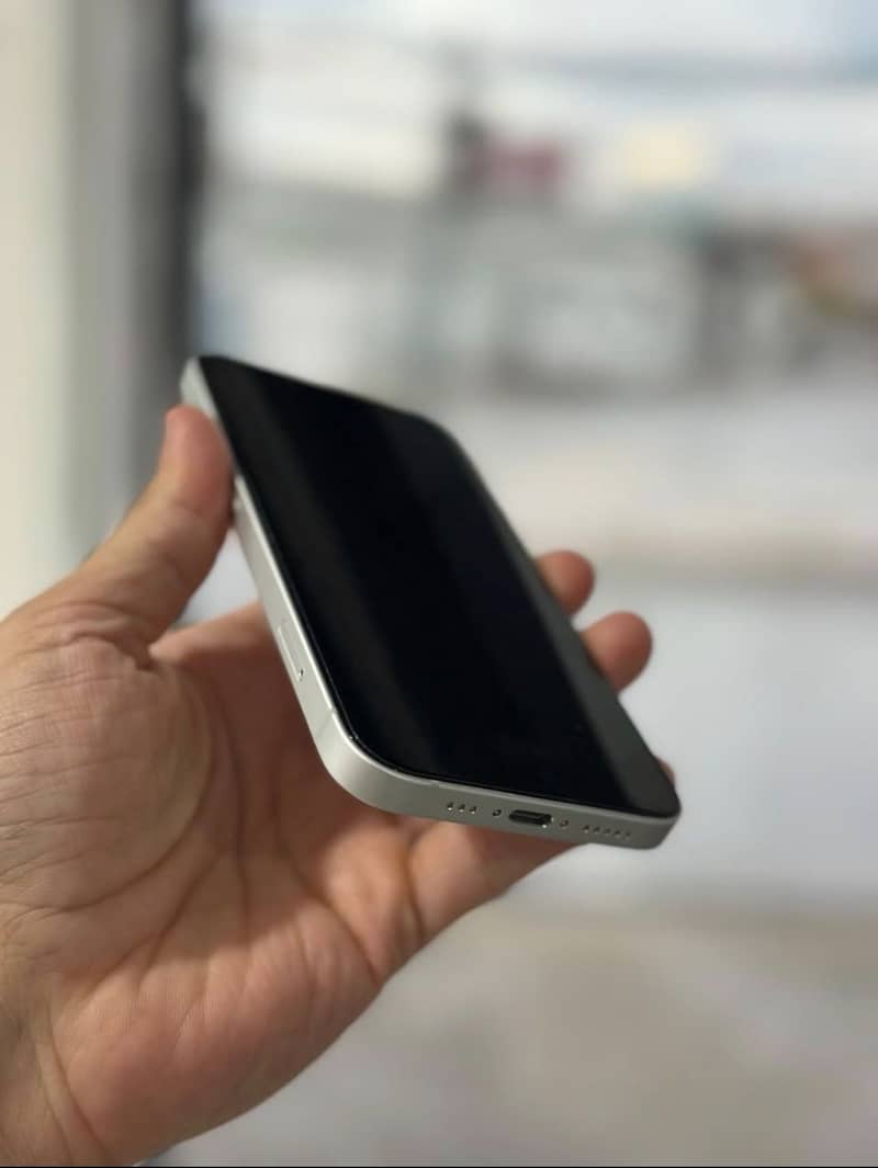 iPhone 16e 2