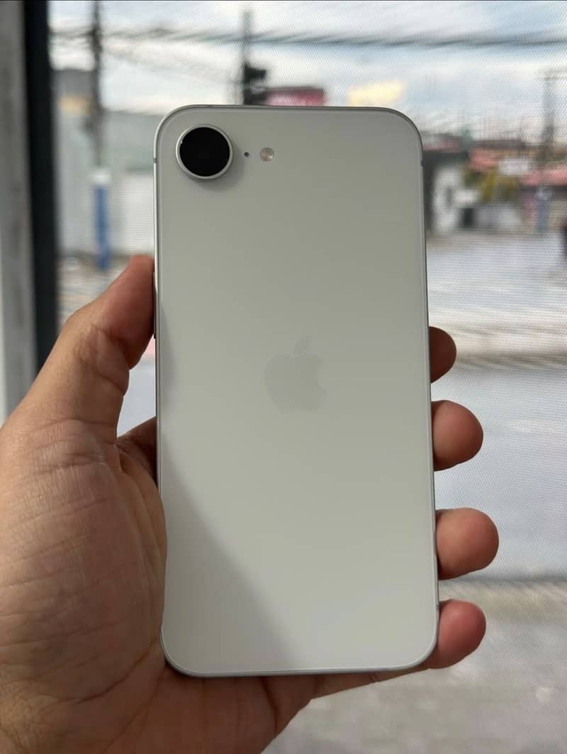 iPhone 16e 4