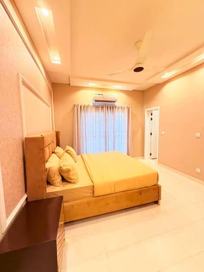 A BEAUTIFUL FULL FURNISHED APPARTMENT AVAIALBLE FOR RENT IN DHA PHASE 8 IN A VERY BEAUTIFUL AND HOT LOCATION OF LAHORE