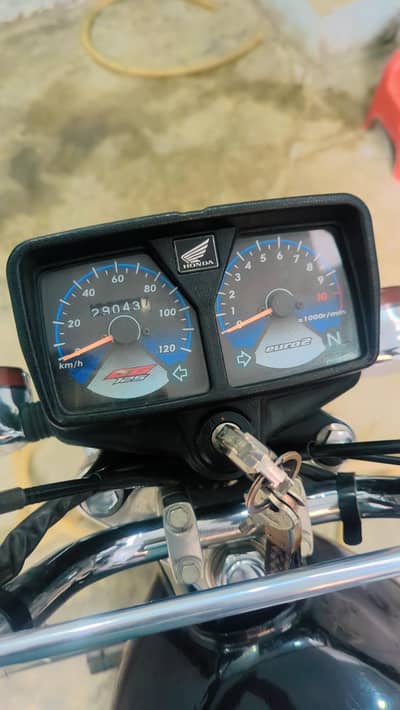 One hand use boht achi bike hai
