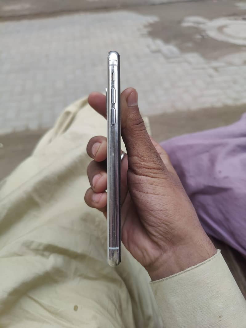Apple iPhone X 4