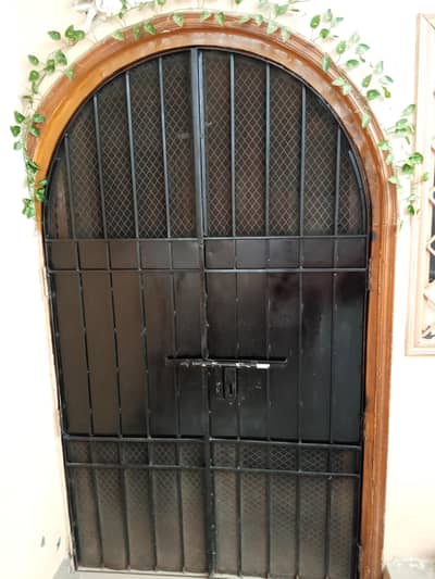 Iron grill curve gate for sale urgent sale