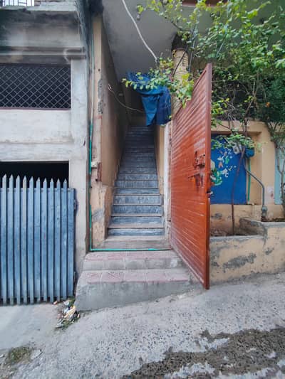 Upper portion separate entrance for rent near Jarahi stop Attock petrol pump