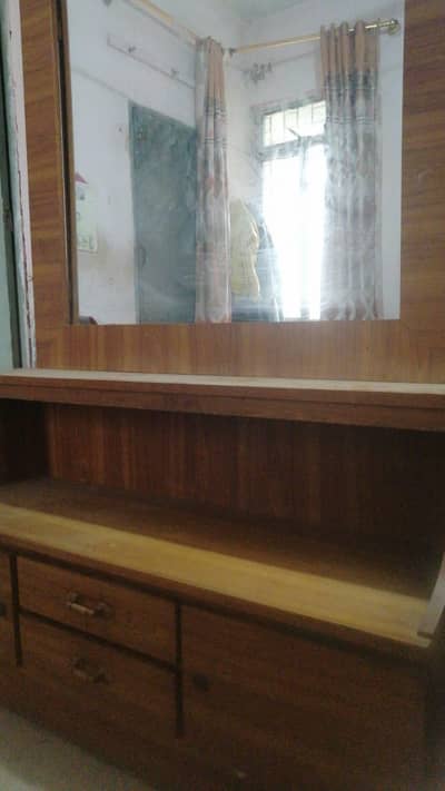 Double bed with side wardrobes and dressing table