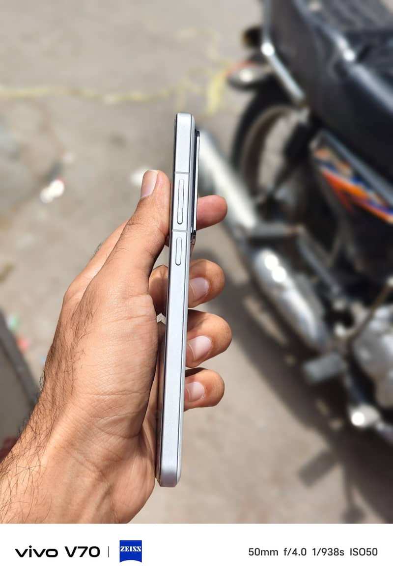 realme gt 6 10/10 4 month sim time 5