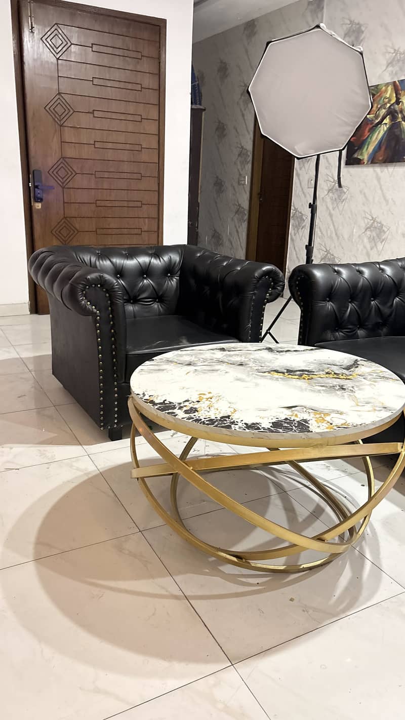 3-seater sofa + Round Table 2