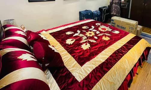luxury velvet double bed sheet set with light quilt