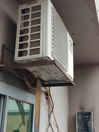 1.5 ton slightly use Ac urgent sale good condition not any work