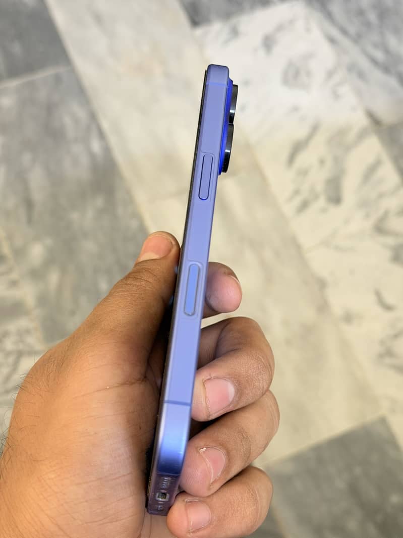 Apple iPhone 16 2