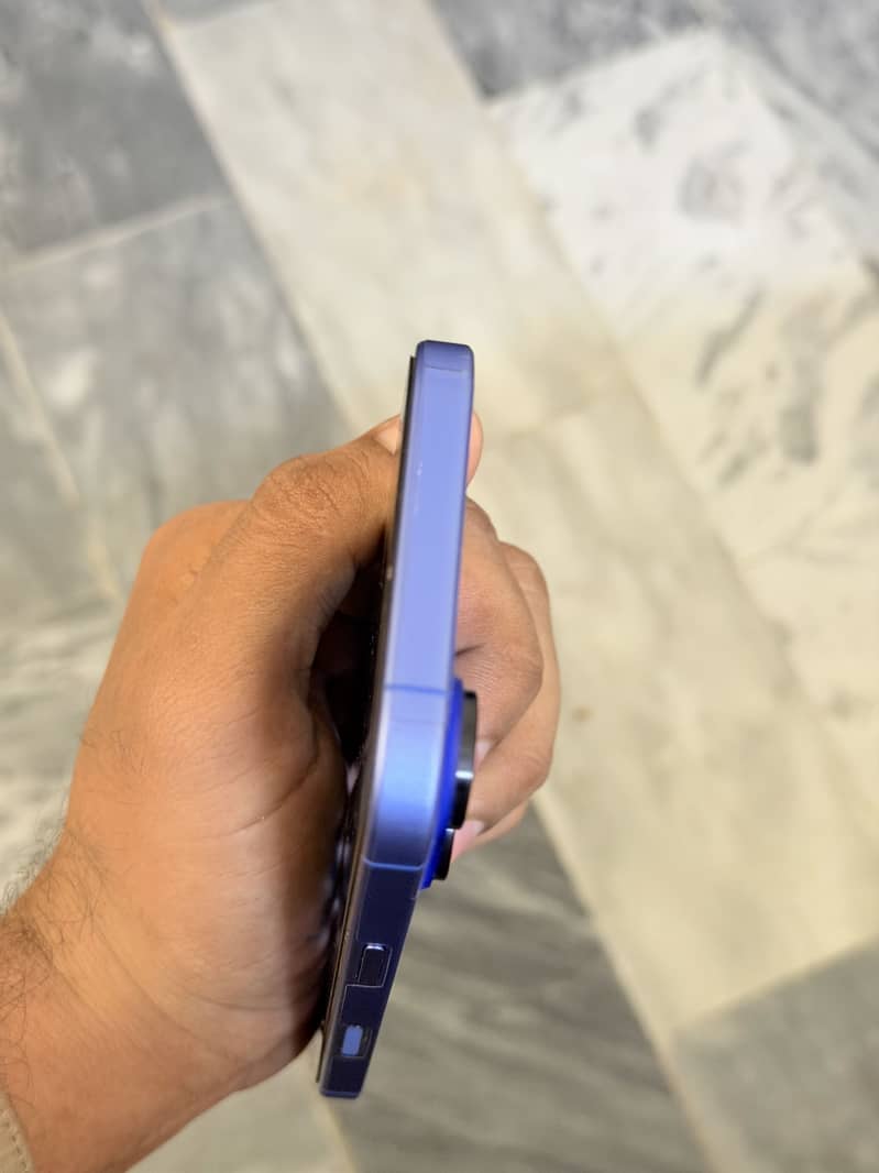 Apple iPhone 16 4