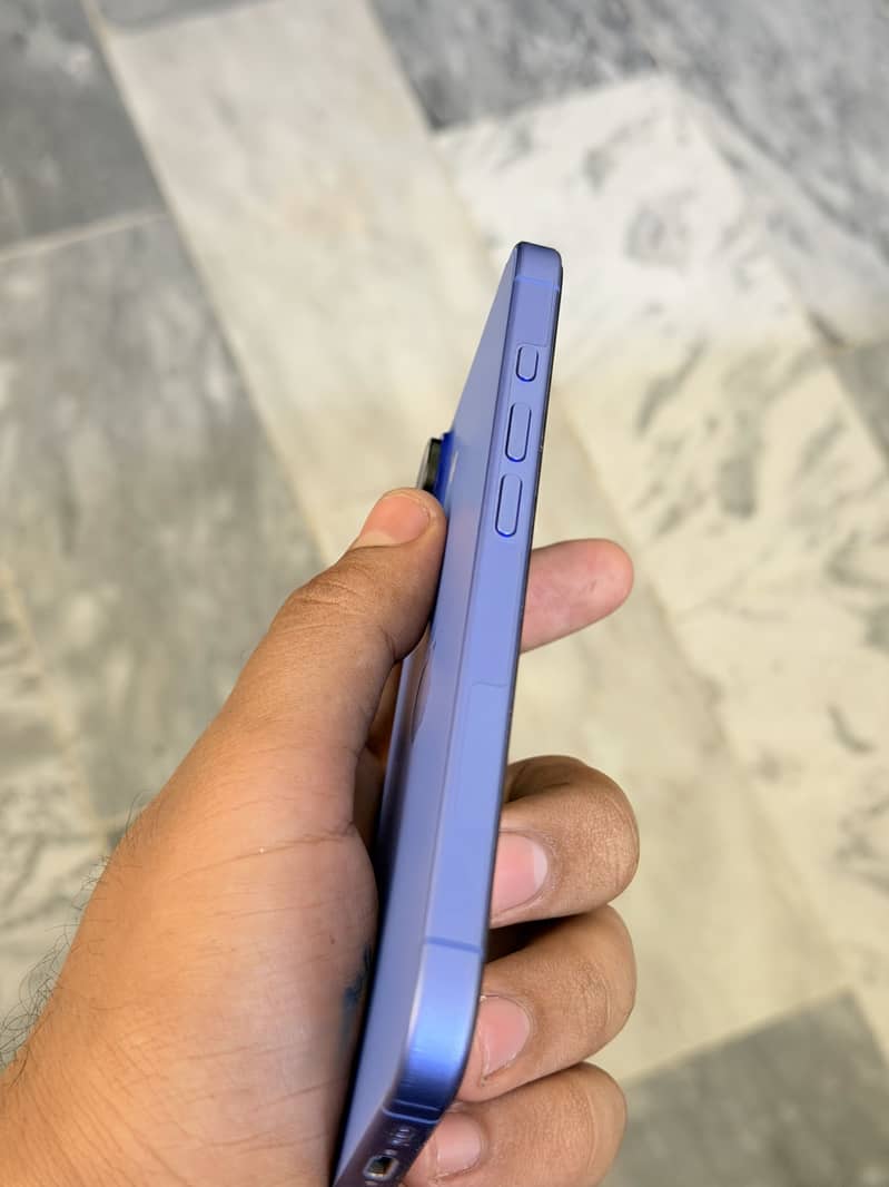 Apple iPhone 16 5