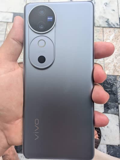 Vivo v 40