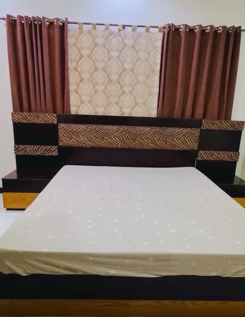 Bedset, side tables, dressing table 0