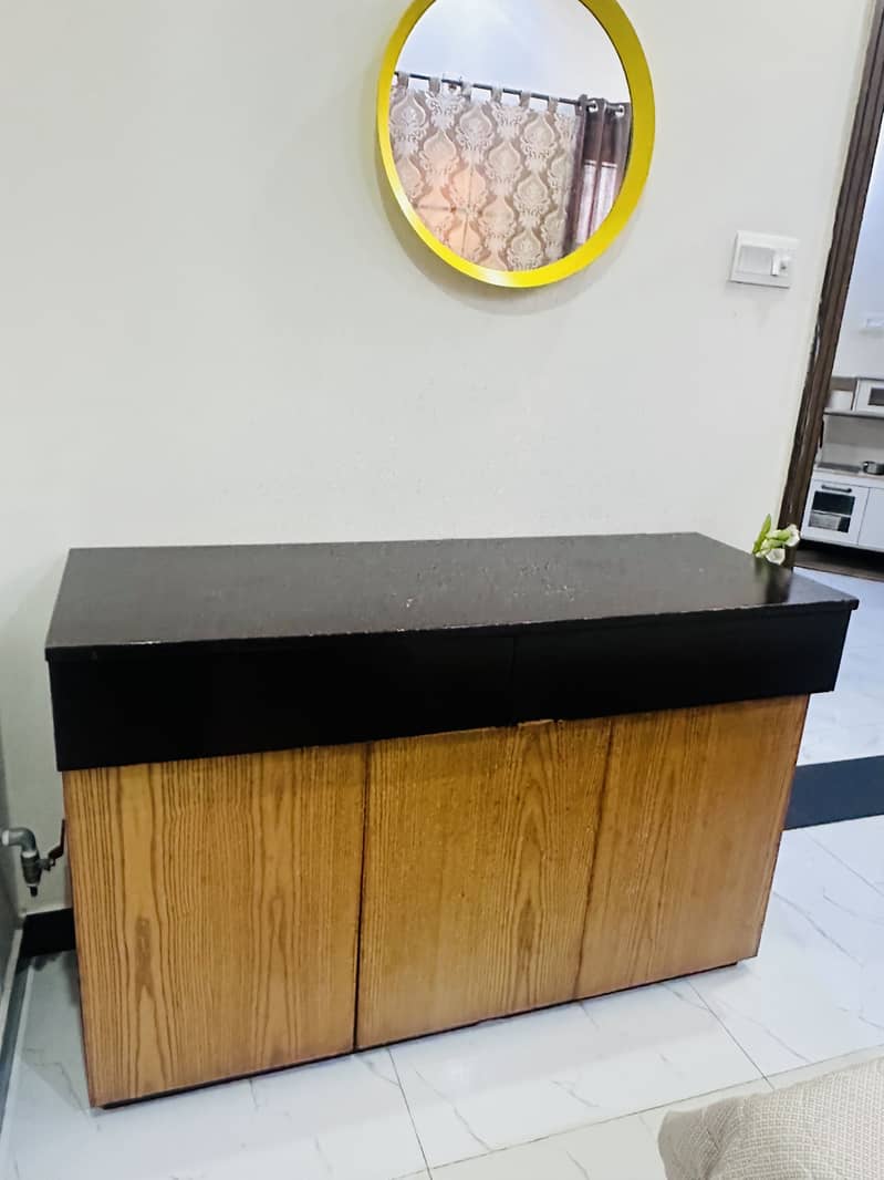 Bedset, side tables, dressing table 2