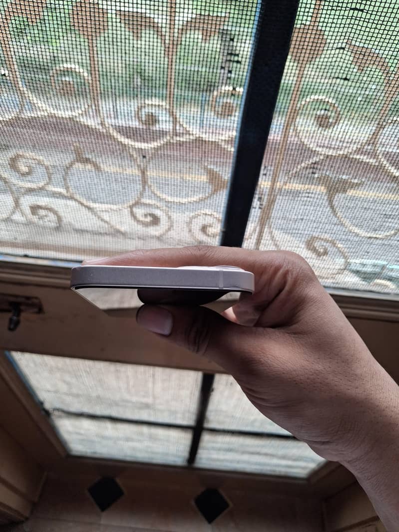 Apple iPhone 13 4