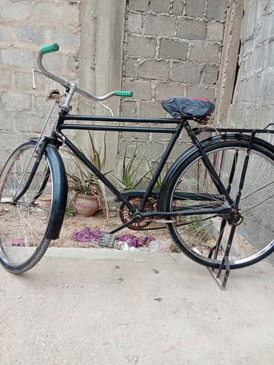 traditional black colour road cycle