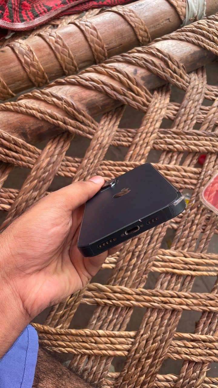Apple iPhone 13 2