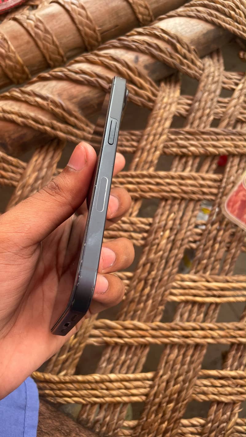 Apple iPhone 13 4