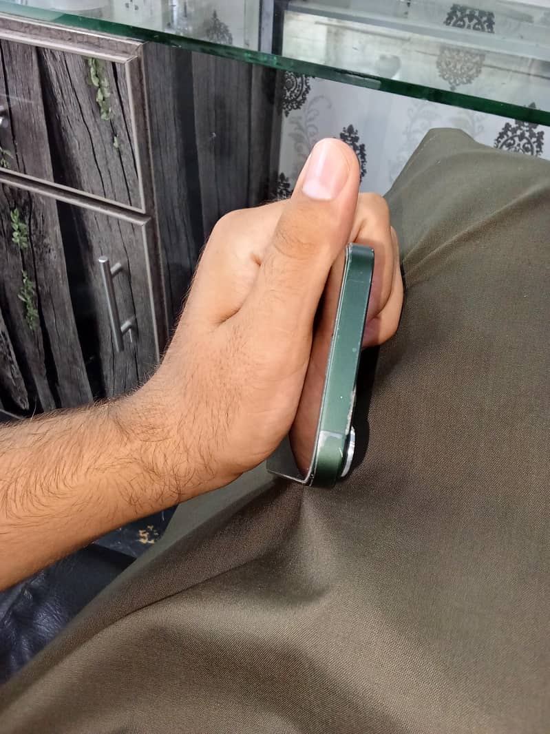 Apple iPhone 13 2
