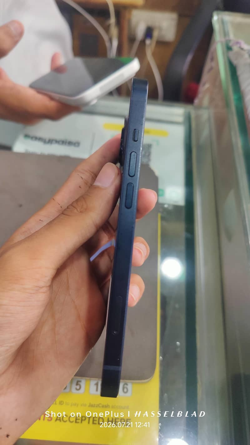 Apple iPhone 13 2