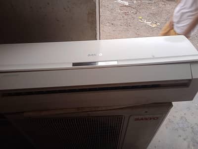 2 Ton SANYO ac