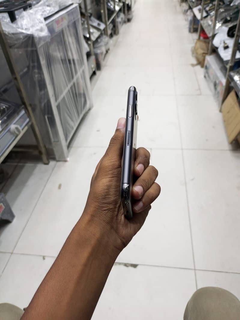 Apple iPhone 11 Pro 4