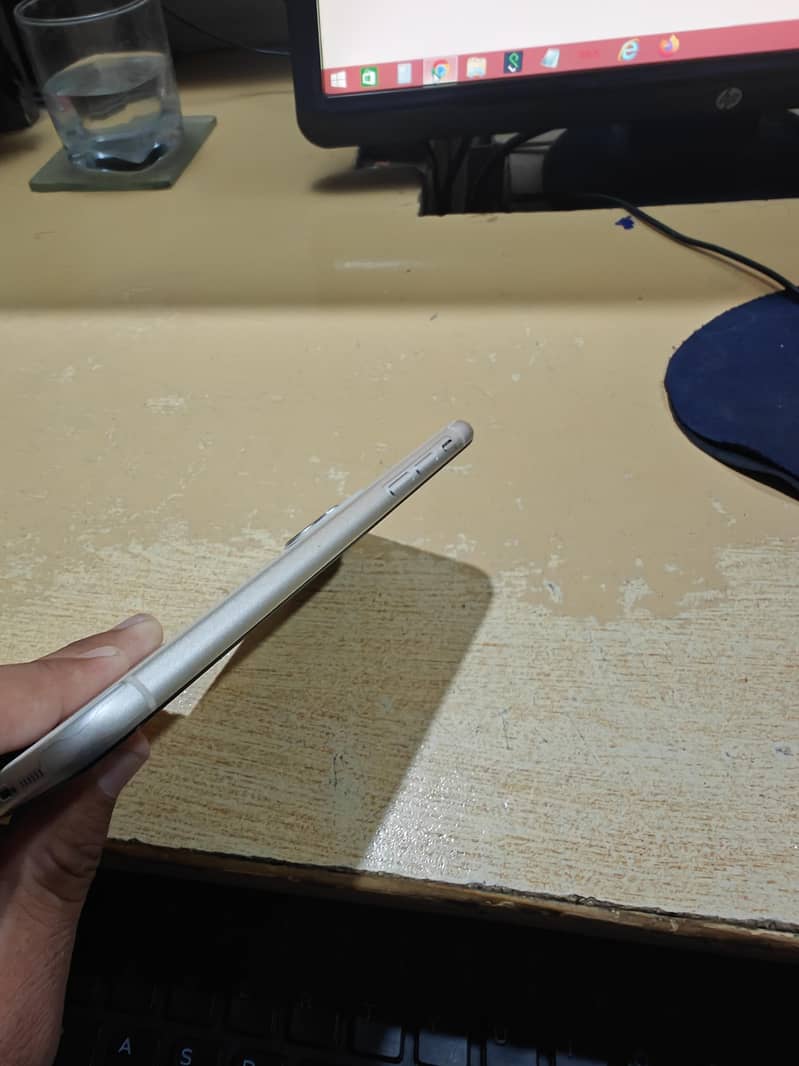 Apple iPhone 11 4
