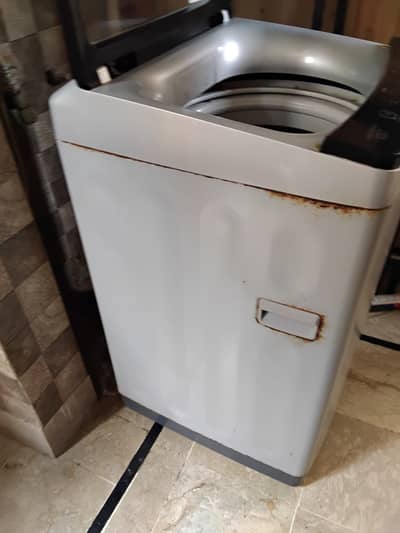 The unit has a wash and spin capacity of 8.5 kg. It features a tempere