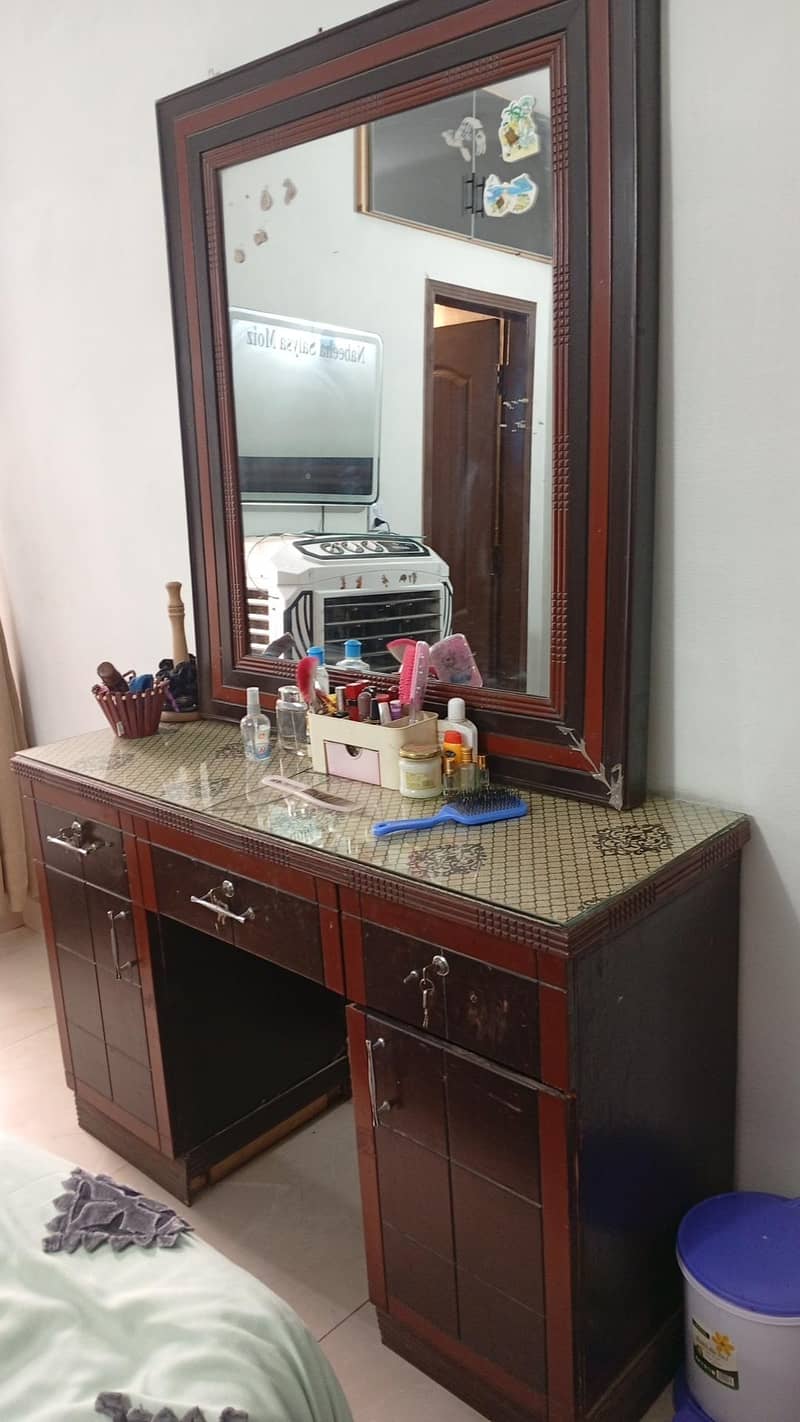 mirror with dressing table 0