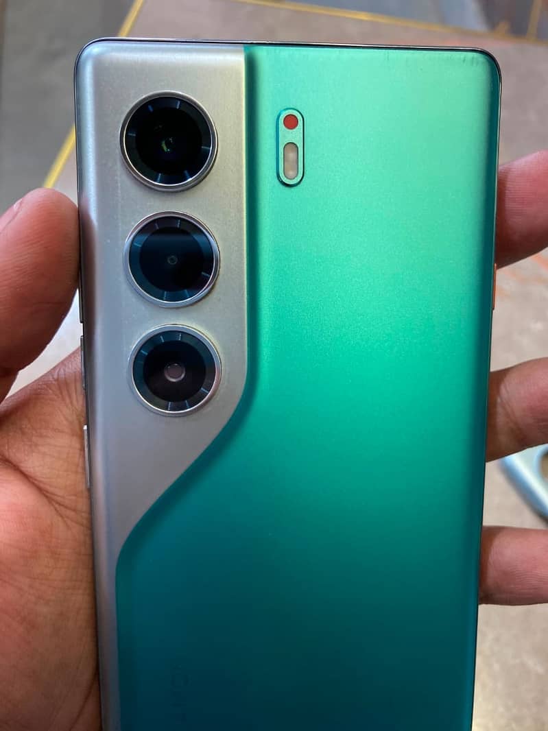 Tecno CAMON 40 Pro 1