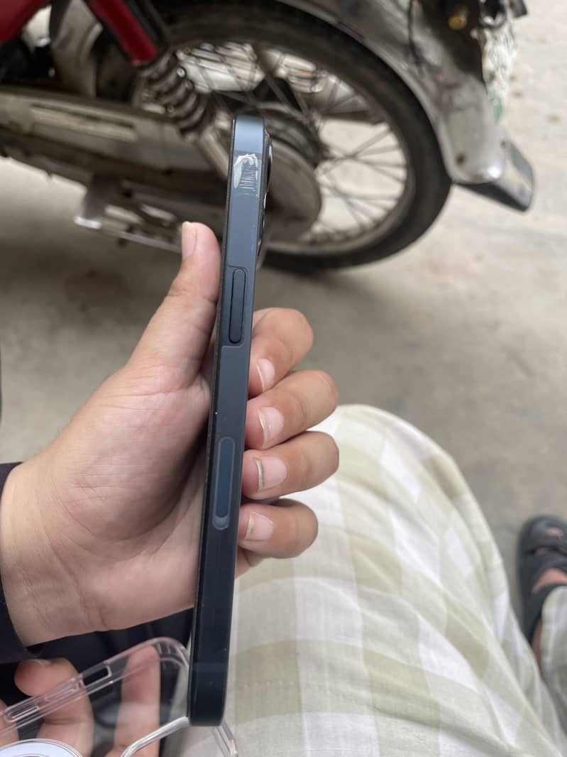 iPhone 13 3